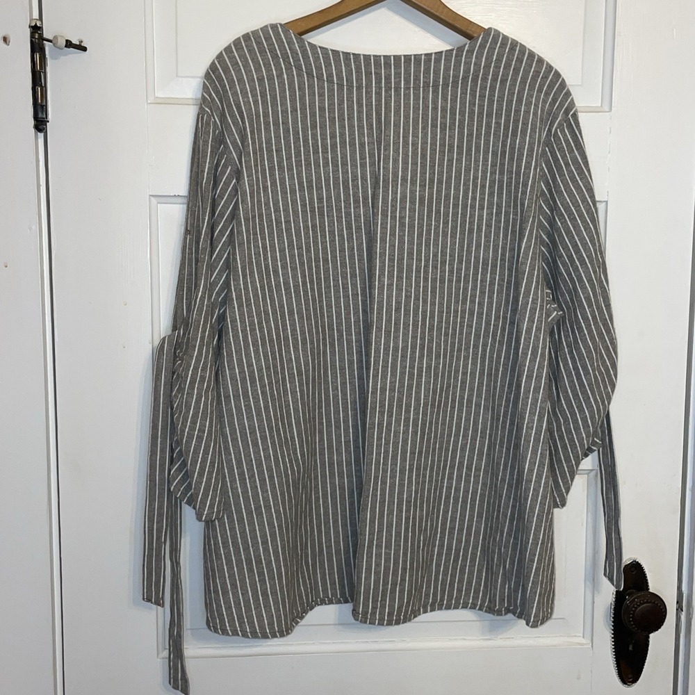 3/4 Sleeve Loose Fit Grey‎ Blouse Vertical Stripe Big Chunky Buttons Summer Core - Picture 8 of 8